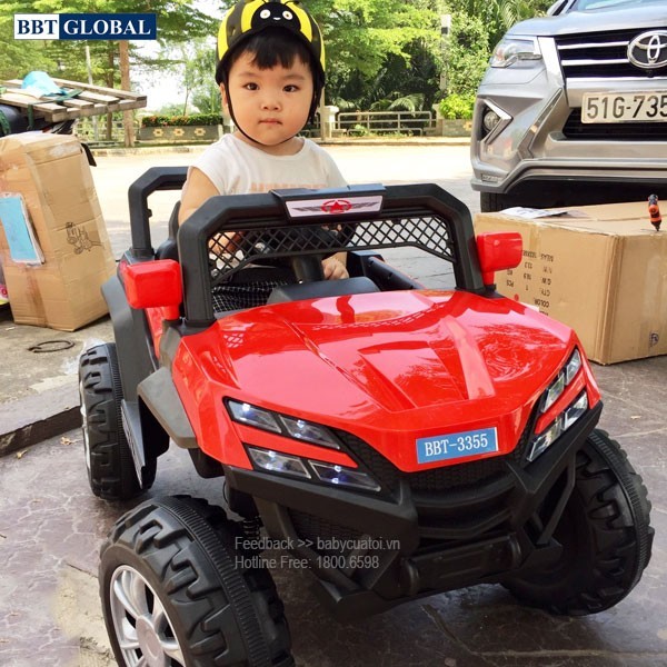 Bé trai hào hứng với xe ô tô điện địa hình BBT-3355 trên sân nhà
