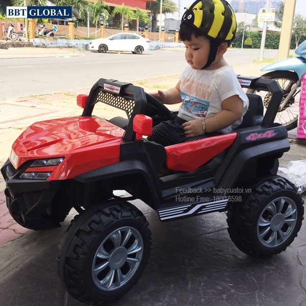 Bé gái ngồi trên BBT-3355 với tay lái và bảng điều khiển
