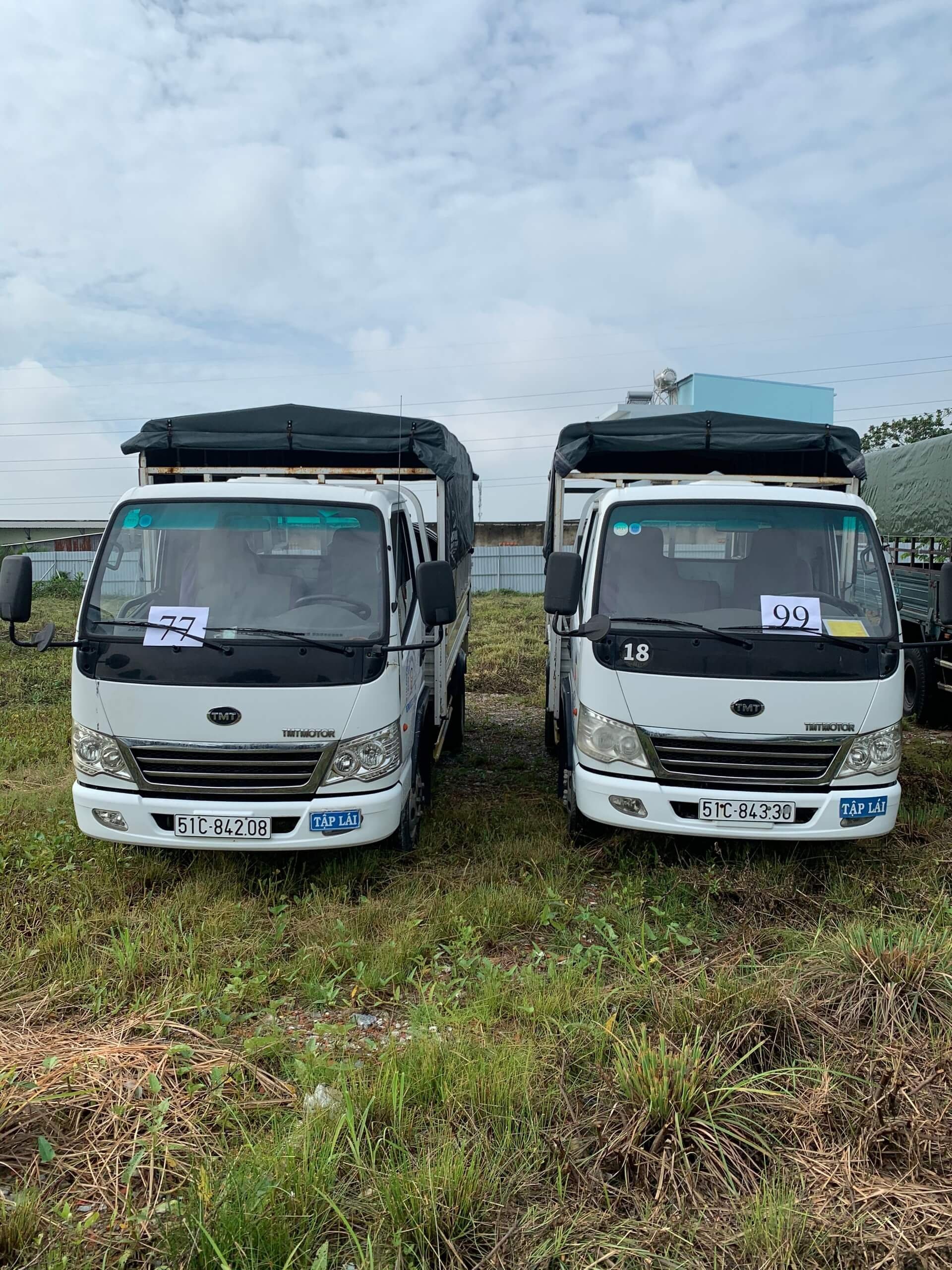 Giáo viên hướng dẫn học viên thao tác trên bảng điều khiển xe trong khóa học lái xe ô tô Nha Trang