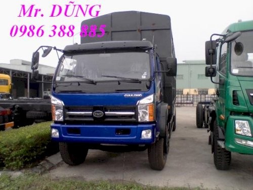Nhiều xe tải Cửu Long đỗ tại bãi xe của đại lý