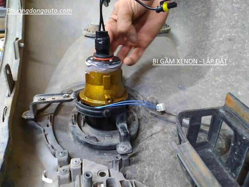 Cận cảnh quy trình lắp đặt bi gầm Xenon cho ô tô