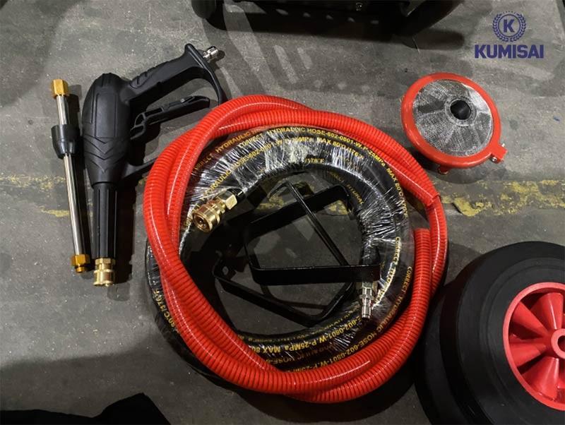Bộ phụ kiện đầy đủ đi kèm máy rửa xe ô tô cao áp Kungfu KF 3.0KW, bao gồm béc phun và dây áp lực.