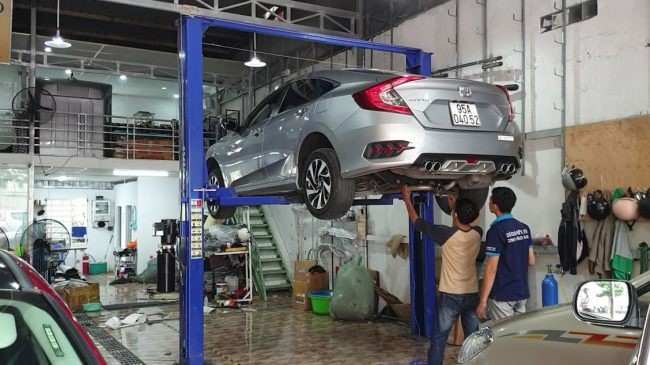 Đội ngũ kỹ thuật viên đang tiến hành độ pô xe Honda Civic 2018 tại Sài Gòn Xe Hơi, Cần Thơ