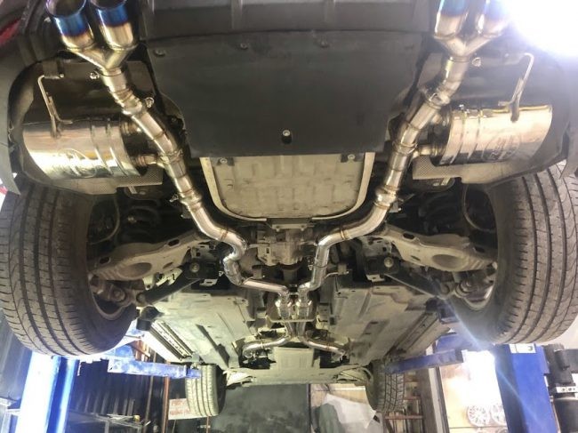 Hình ảnh cận cảnh quy trình độ pô xe Honda Civic tại Sài Gòn Xe Hơi, thể hiện sự chuyên nghiệp