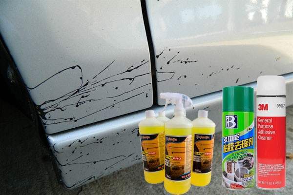 Tẩy vết băng dính trên xe ô tô bằng khăn mềm sau khi xịt dung dịch