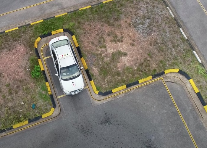 Lùi xe vào vị trí đúng yêu cầu trong bài ghép dọc