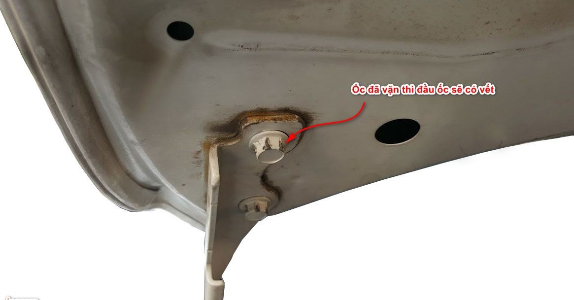 Những dấu vết cho thấy ốc vít xe ô tô đã bị tháo lắp, chỉ ra các sửa chữa lớn