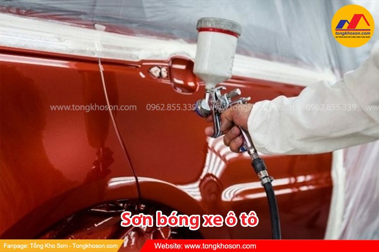 Hoàn thiện bề mặt xe với lớp sơn bóng chuyên nghiệp
