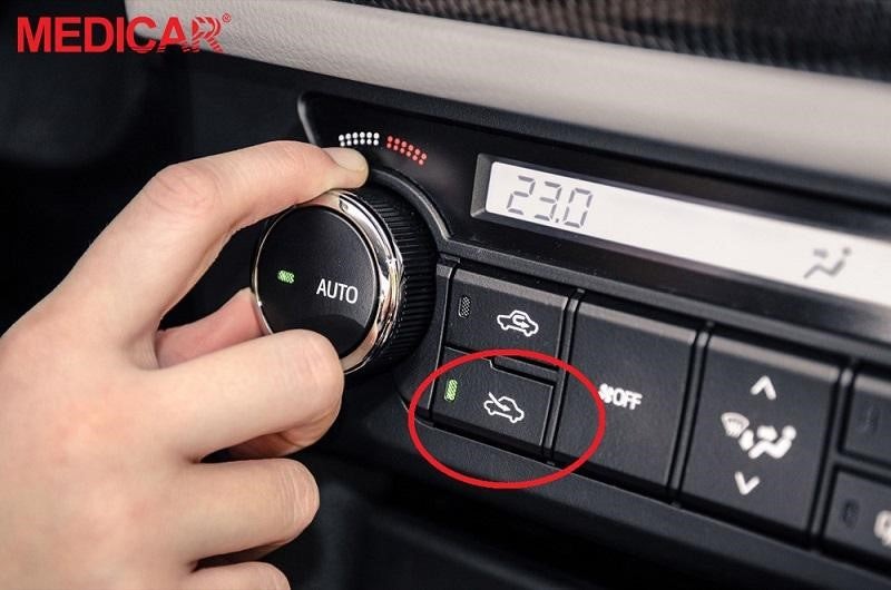 Tài xế đang hé cửa kính để cân bằng nhiệt độ, một cách làm xe ô tô tránh hơi nước hiệu quả