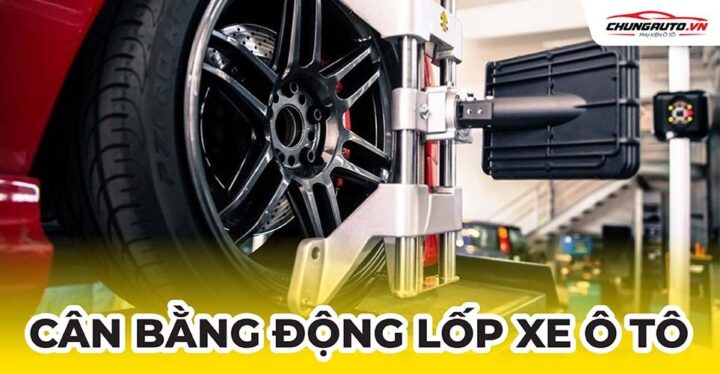 Kỹ thuật viên đang thực hiện cân bằng động lốp xe ô tô trên máy chuyên dụng.