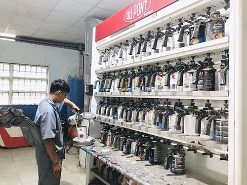 Sử dụng cân điện tử chính xác để pha sơn xe ô tô theo tỷ lệ chuẩn tại TPHCM