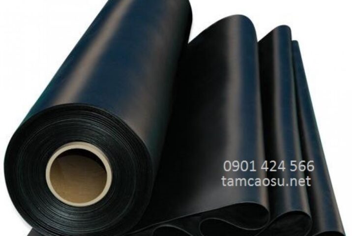 Tấm cao su chặn bánh xe ô tô chất lượng cao, màu đen với rãnh chống trượt, đảm bảo an toàn tối ưu cho mọi loại phương tiện