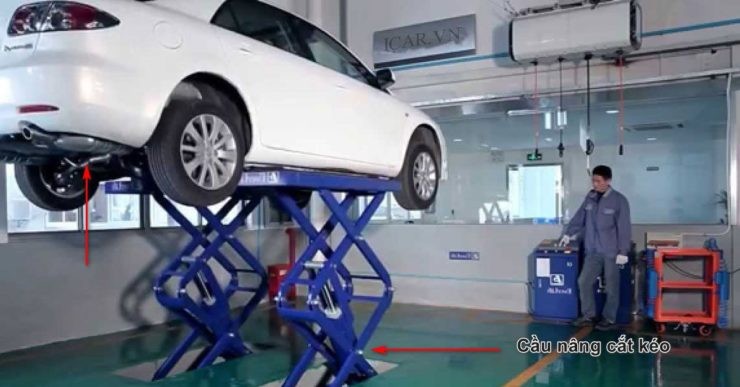 Sử dụng cầu nâng kiểu cắt kéo để kiểm tra kỹ gầm xe ô tô cũ lướt một cách chuyên nghiệp