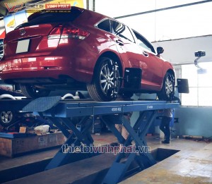 Cầu nâng ô tô cắt kéo cho phép cân chỉnh góc đặt bánh xe