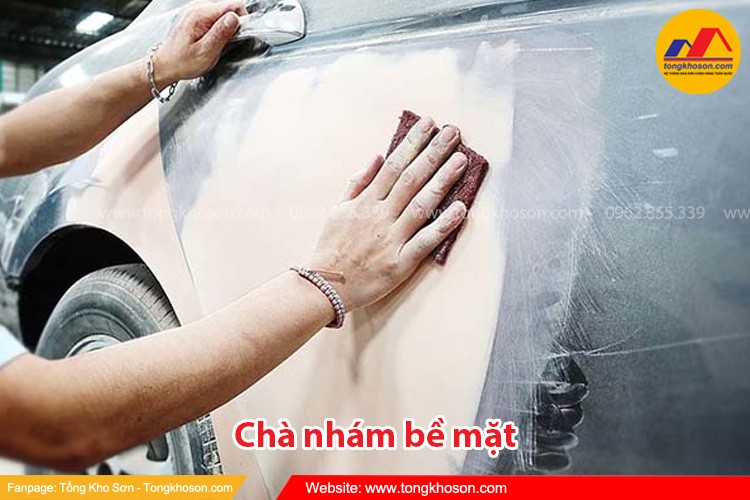 Chà nhám bề mặt sơn dặm xe ô tô
