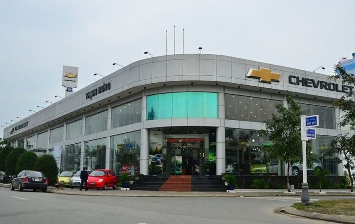 Đại lý xe ô tô Chevrolet hiện đại với khu trưng bày rộng rãi