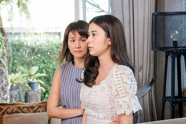 Người phụ nữ lo lắng cầm tài liệu, minh họa tình huống căng thẳng về khoản vay nợ khi nhà em xe ô tô được mua