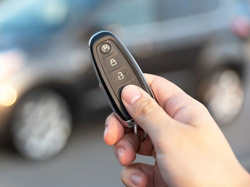 Chìa khóa Smartkey tích hợp nút bấm cách mở cốp xe ô tô tiện lợi