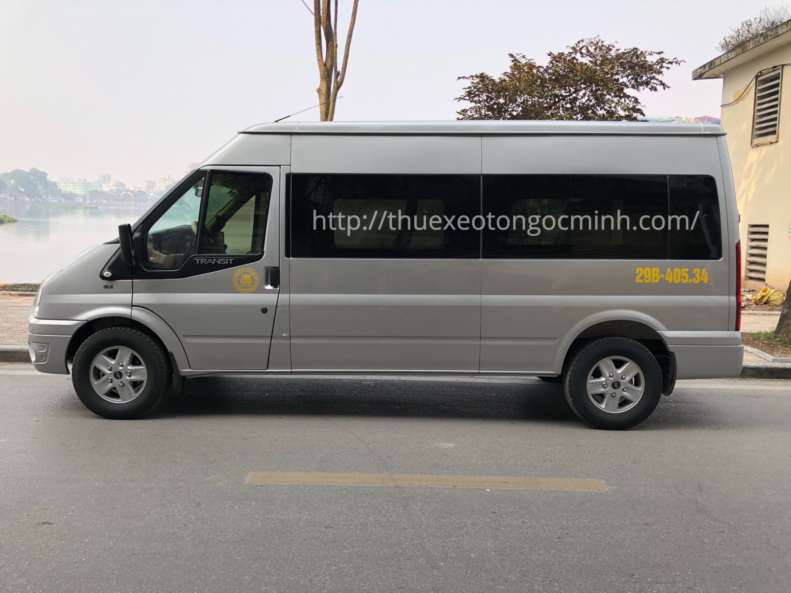 Ford Transit 16 chỗ màu trắng đang di chuyển