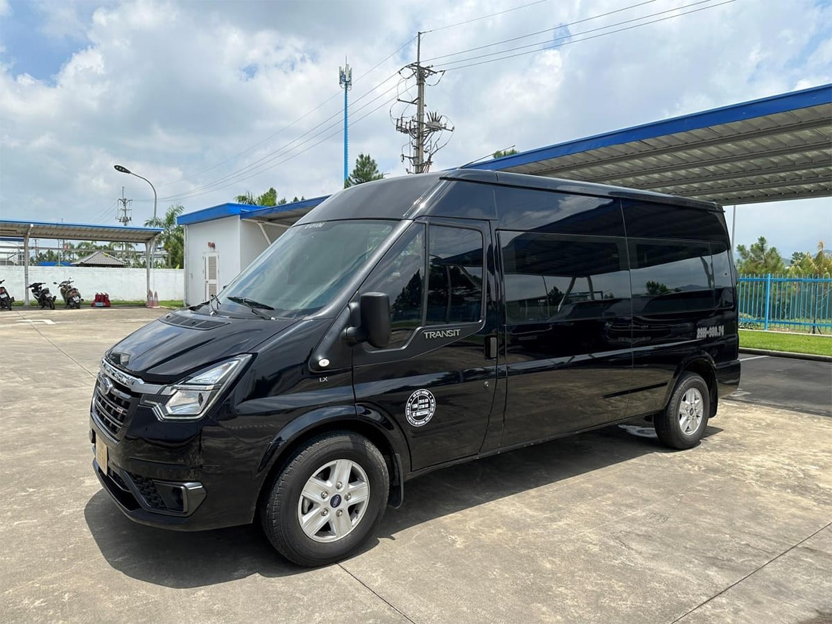 Dịch vụ thuê xe Thành Hưng với xe 16 chỗ và tài xế chuyên nghiệp, ảnh hưởng đến giá thuê