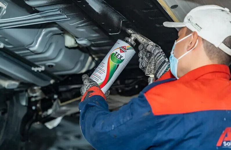 Phủ gầm xe ô tô bằng lớp chống nóng chuyên biệt, giúp cách nhiệt hiệu quả từ mặt đường và bảo vệ khung gầm