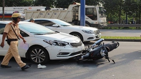 Mức xử phạt và truy cứu trách nhiệm hình sự khi ô tô đâm xe máy gây hậu quả nghiêm trọng
