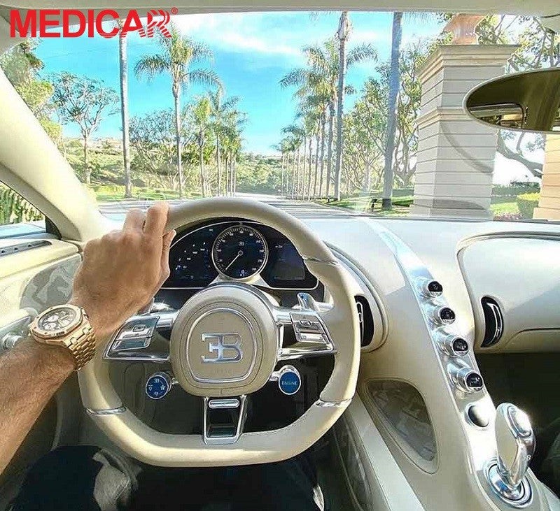 Bàn tay người lái xe cầm vô lăng có bọc quá dày, minh họa nhược điểm khi có nên bọc vô lăng xe ô tô không đúng cách.