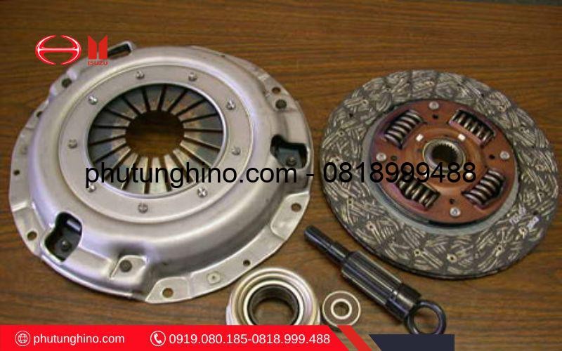 Minh họa tác dụng quan trọng của côn xe ô tô trong việc ngắt và truyền động từ động cơ đến hộp số