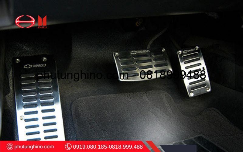 Tài xế thực hiện kỹ thuật đạp và nhả chân côn xe ô tô đúng cách để vận hành xe mượt mà