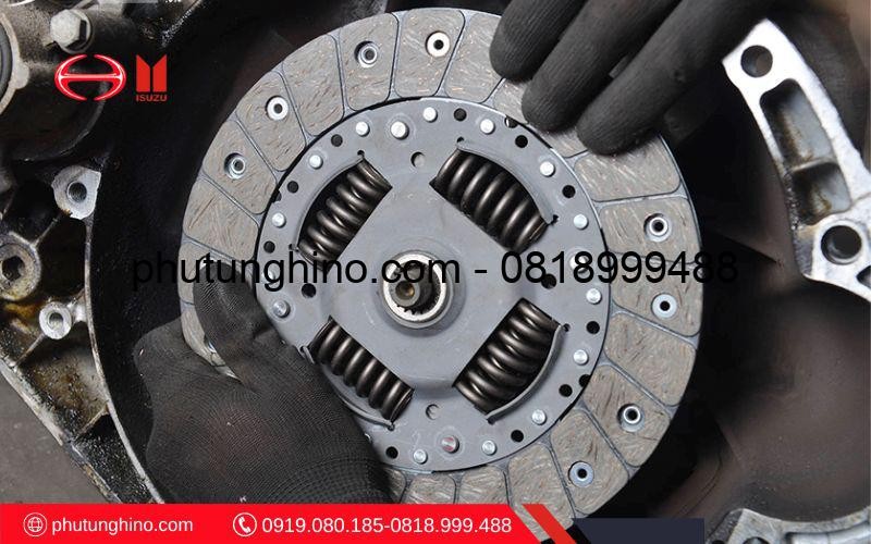 Kỹ thuật viên đang kiểm tra và khắc phục sự cố thường gặp trên hệ thống ly hợp xe ô tô