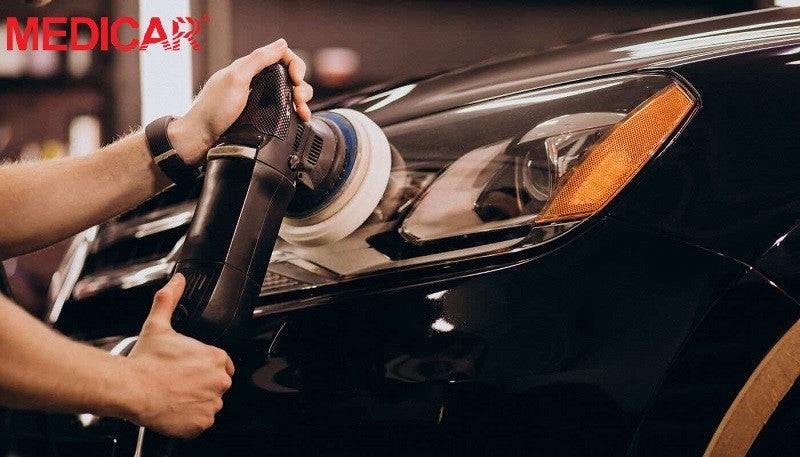 Nhân viên gara đang đánh bóng đèn xe ô tô chuyên nghiệp