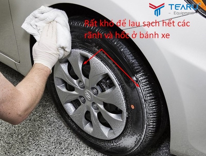 Không thể làm sạch triệt để những vị trí khó lau chùi trên ô tô bằng phương pháp rửa xe ô tô không cần nước