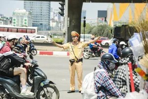 Lực lượng cảnh sát giao thông thực hiện nhiệm vụ, đảm bảo trật tự và an toàn, liên quan đến luật mở cửa xe ô tô như thế nào và các quy định giao thông khác