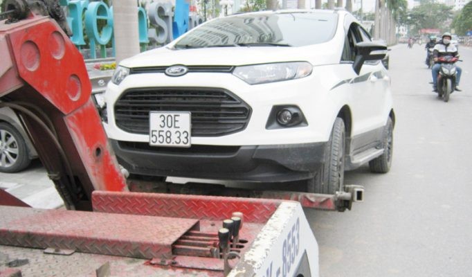 Trung tâm cứu hộ xe ô tô hỗ trợ thay lốp khẩn cấp