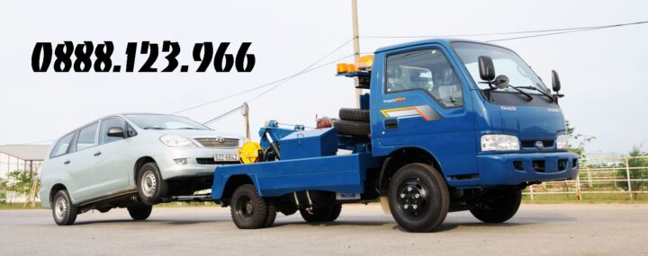 Dịch vụ sửa chữa xe ô tô chuyên nghiệp đang cứu hộ một chiếc xe tại quận 1