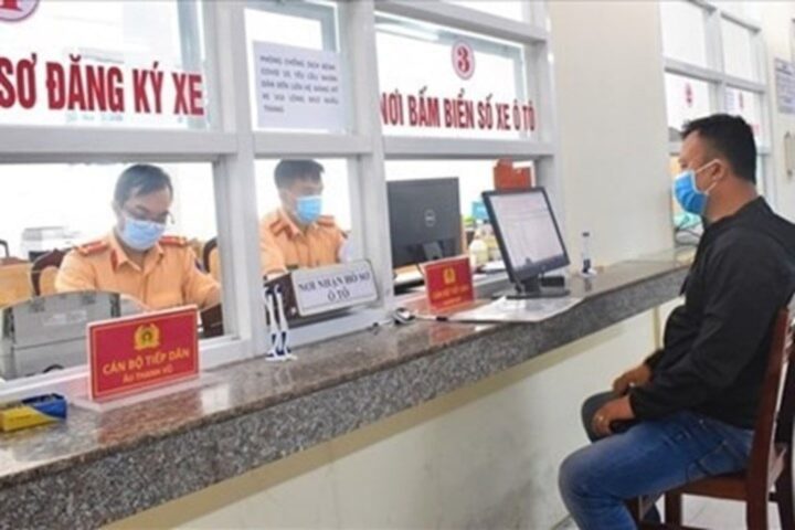 Cán bộ hướng dẫn quy trình và phí đổi đăng ký xe ô tô