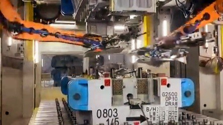 Robot đang vận hành trên dây chuyền sản xuất xe ô tô VinFast