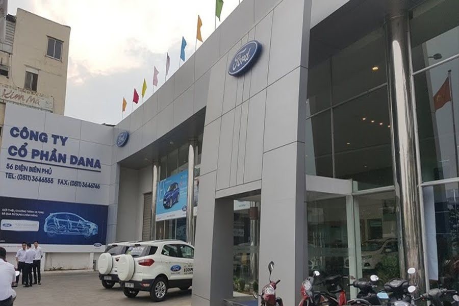 Tổng quan không gian bên trong showroom của đại lý xe ô tô Ford tại Đà Nẵng, trưng bày các dòng xe phổ biến