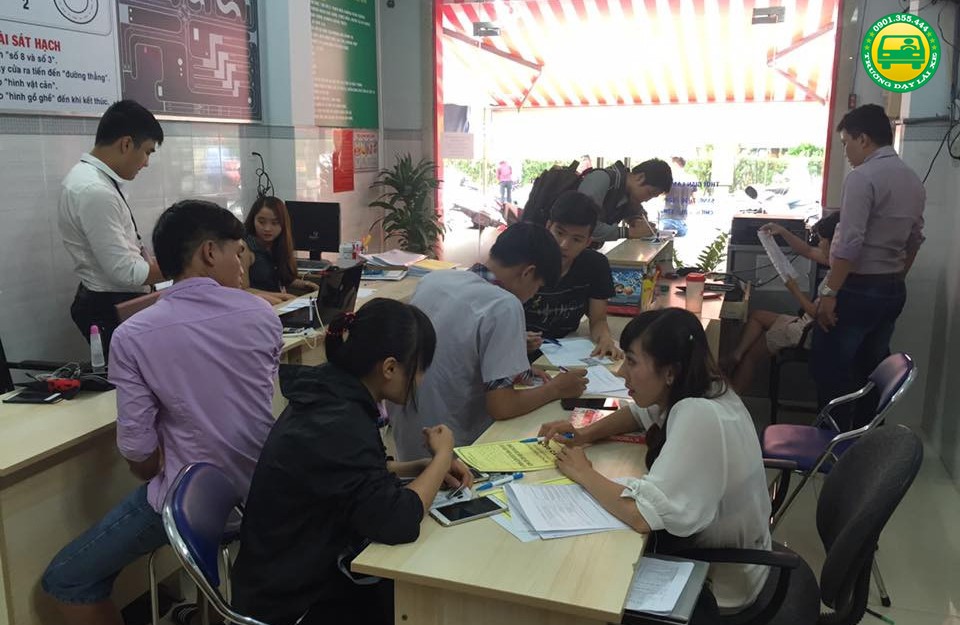 Học viên đăng ký học lái xe ô tô uy tín ở TPHCM tại văn phòng