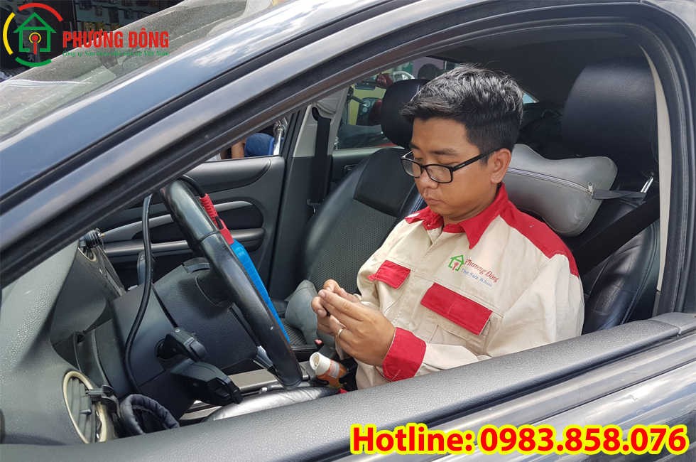 Thợ khóa Phương Đông đang cài đặt chìa khóa xe hơi bị mất hết chìa khóa