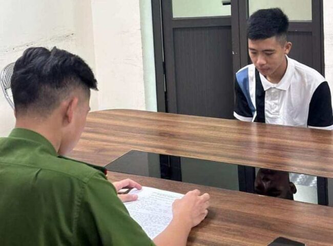 Cán bộ công an dẫn giải nghi phạm Thái Văn Quang liên quan vụ đập vỡ kính xe ô tô ở Văn Quán