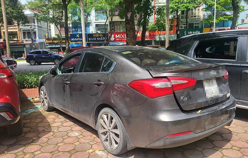 Hiện trường nhiều xe ô tô tại khu đô thị Văn Quán bị đập vỡ kính xe ô tô gây hư hại tài sản