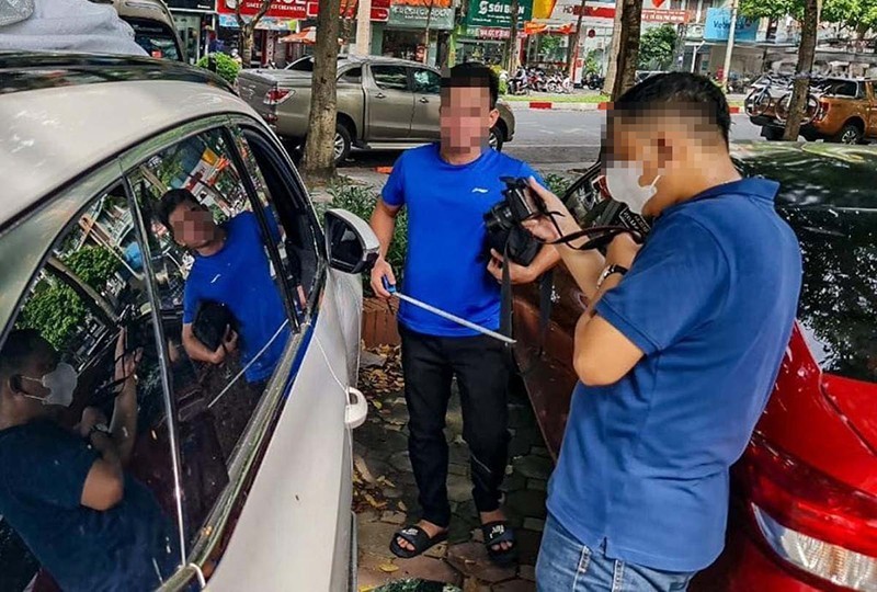 Lực lượng chức năng tiến hành khám nghiệm hiện trường vụ án đập vỡ kính xe ô tô tại khu đô thị Văn Quán
