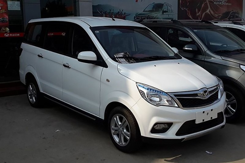 Mẫu xe MPV BAIC H2E màu bạc, một đại diện tiêu biểu của phân khúc xe ô tô Trung Quốc giá rẻ.