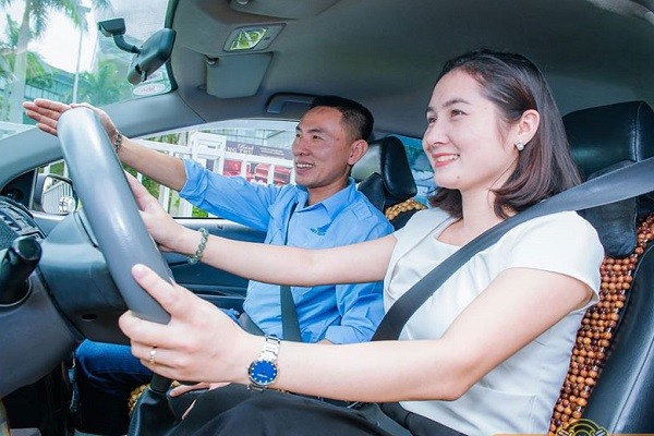 Giáo viên hướng dẫn học viên thực hành lái xe sau khi ôn tập 20 đề thi sát hạch lái xe ô tô
