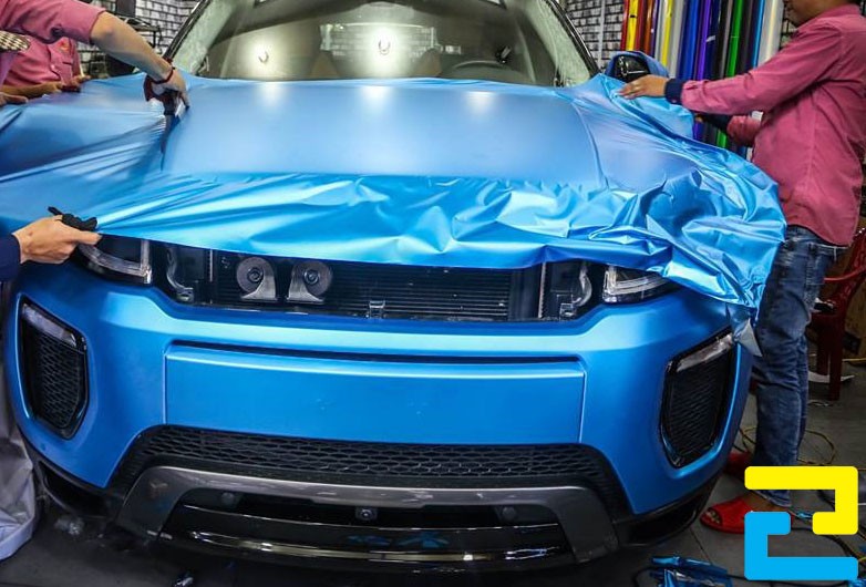 Kỹ thuật dán decal đổi màu xe ô tô đòi hỏi sự khéo léo và kinh nghiệm chuyên môn
