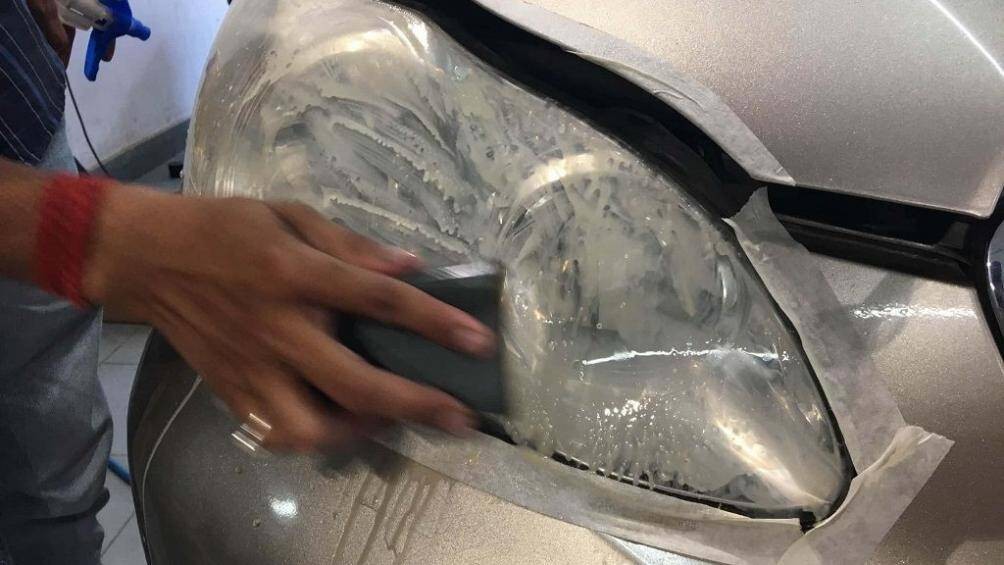 Quy trình vệ sinh đèn xe ô tô bị vàng ố bằng dung dịch chuyên dụng