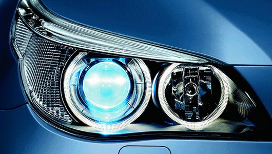 Cận cảnh đèn Xenon (HID) trên xe hơi, cung cấp ánh sáng mạnh mẽ và rõ ràng hơn Halogen