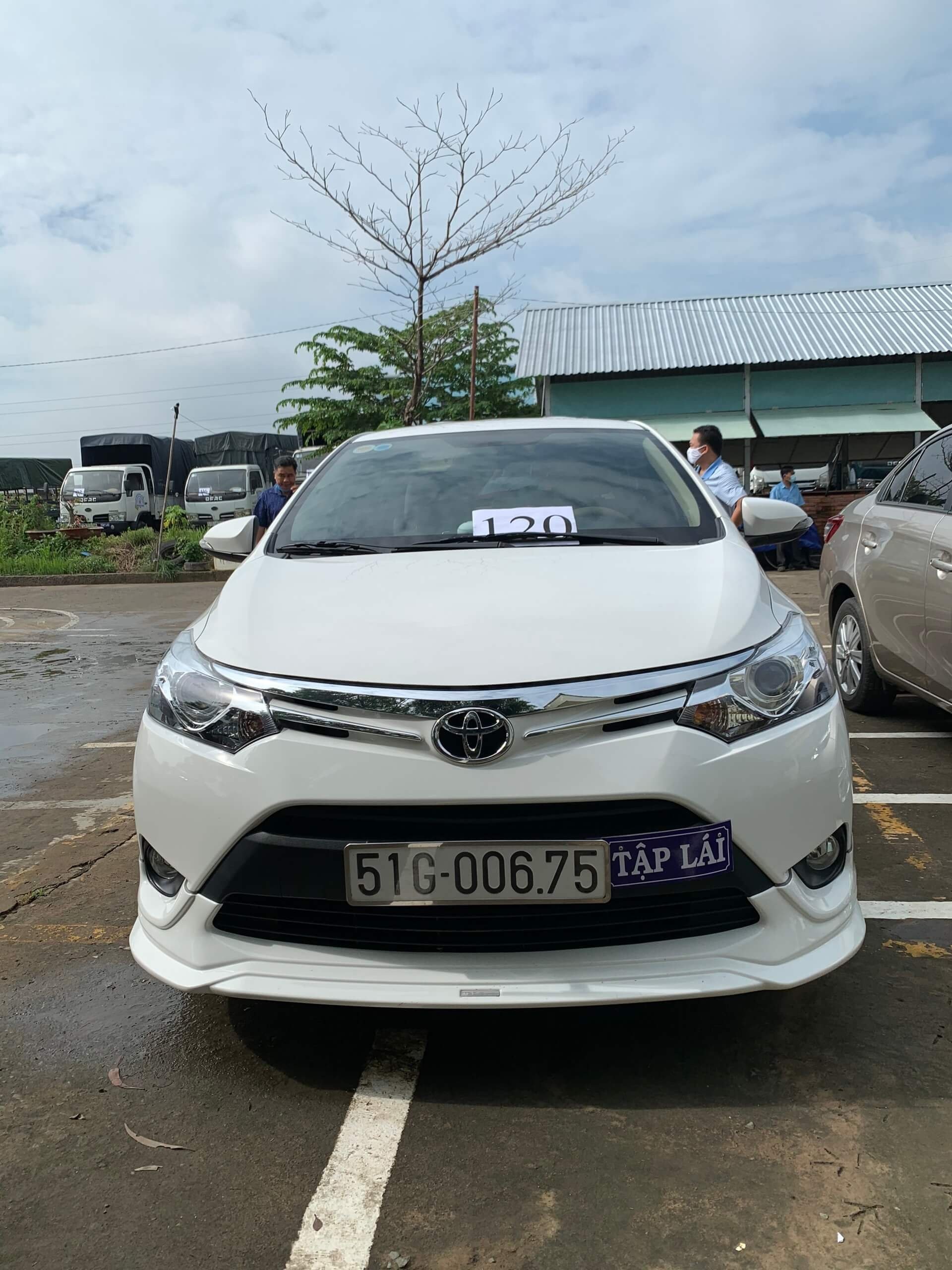 Nội thất xe ô tô với vô lăng và bảng điều khiển trong bài học lái xe ô tô Nha Trang