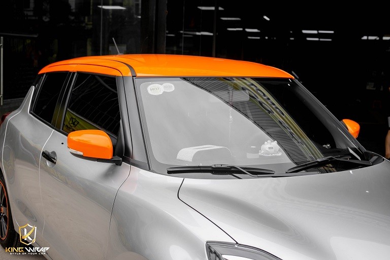 Cận cảnh nhân viên đang dán decal tem xe ô tô Suzuki Swift chuyên nghiệp tại trung tâm dịch vụ, đảm bảo chất lượng cao